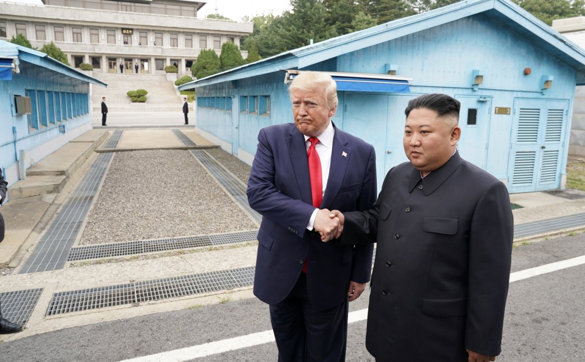 Трамп стал первым ступившим на землю Северной Кореи президентом США