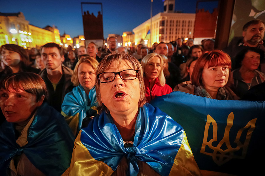 Акция началась вечером 2 октября на Майдане в Киеве. Затем митингующие прошли к офису президента Украины