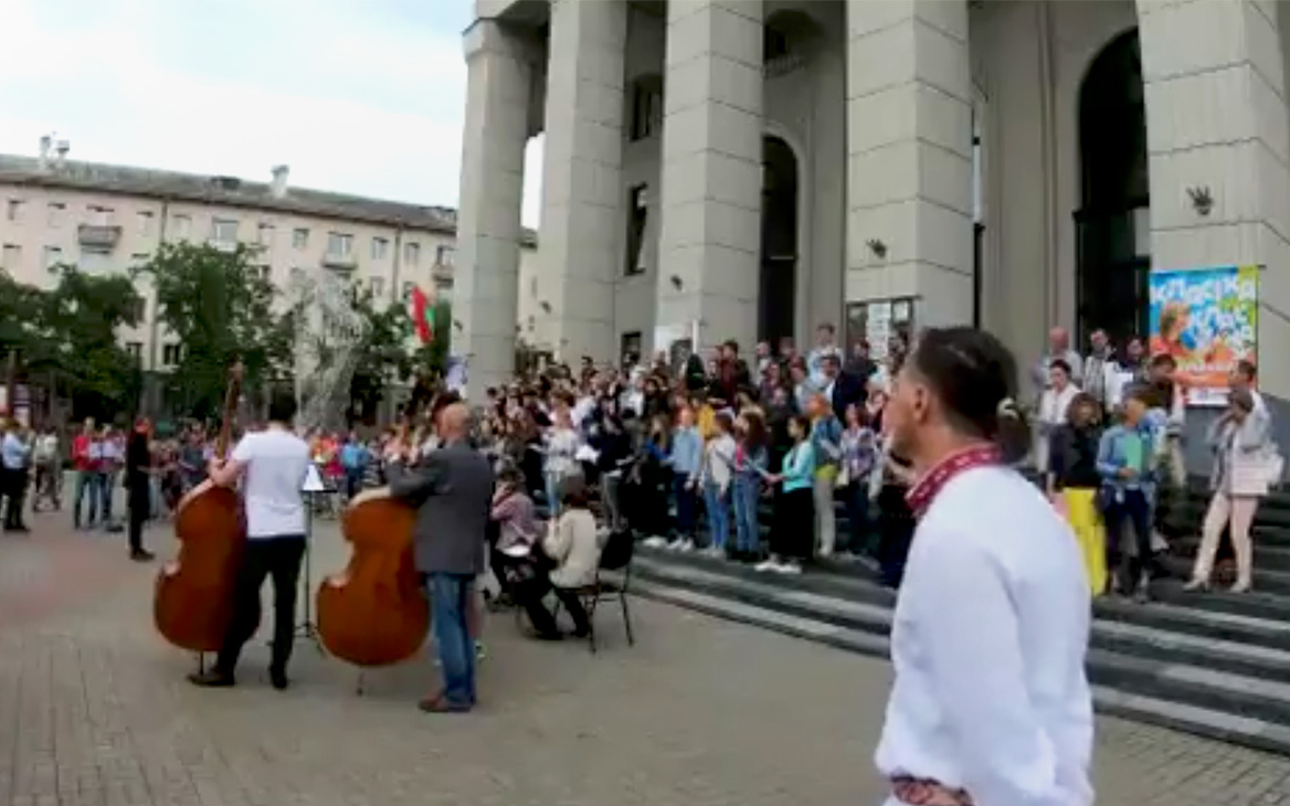 Милиция попробовала разогнать протестующих работников филармонии в Минске