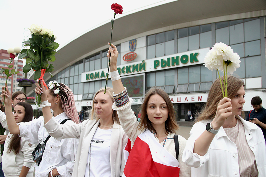 В акции приняли участие и мужчины, некоторые встали в цепь, другие&nbsp;&mdash; за спины участниц. По данным СМИ, когда девушек начал снимать на камеру человек в штатском, один из мужчин вышел вперед и попытался заслонить собой объектив