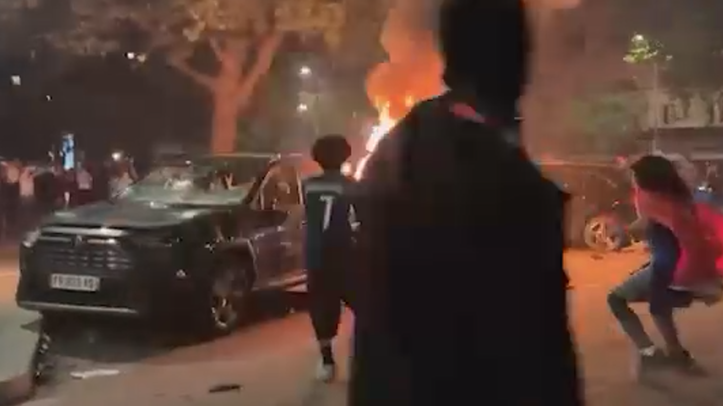 Взрывы и задержания. Как Париж отпраздновал победу ПСЖ в Лиге чемпионов