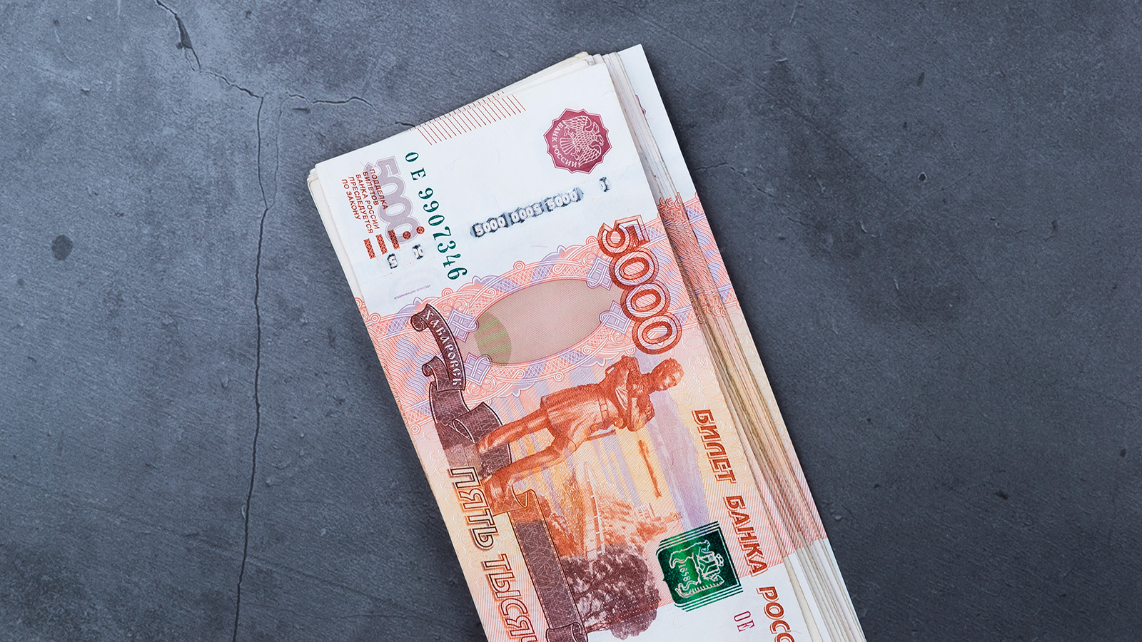 Средняя зарплата в России приблизилась к ₽100 000. Данные Росстата