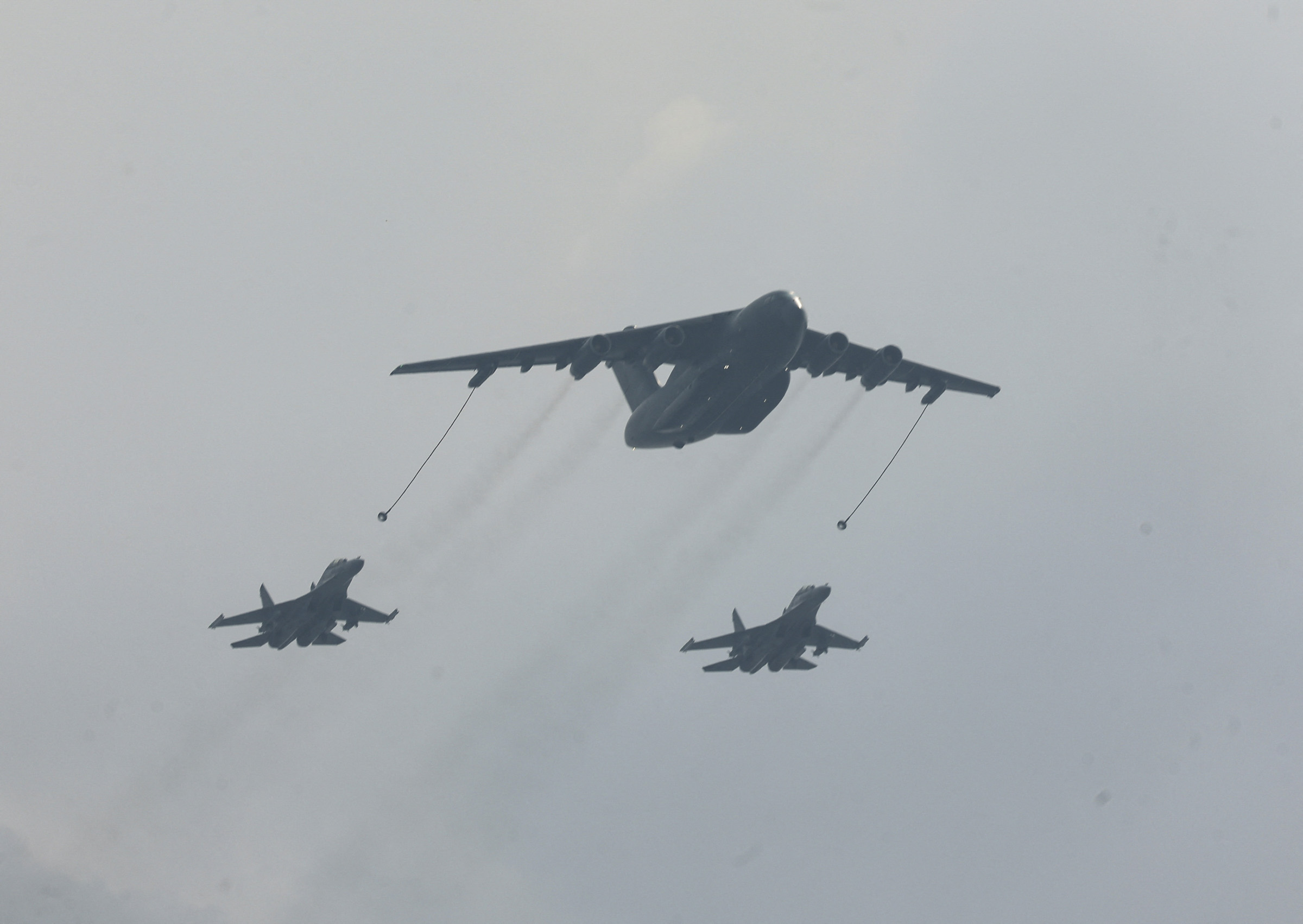 Самолет-заправщик YY-20A пролетает над площадью Тяньаньмэнь