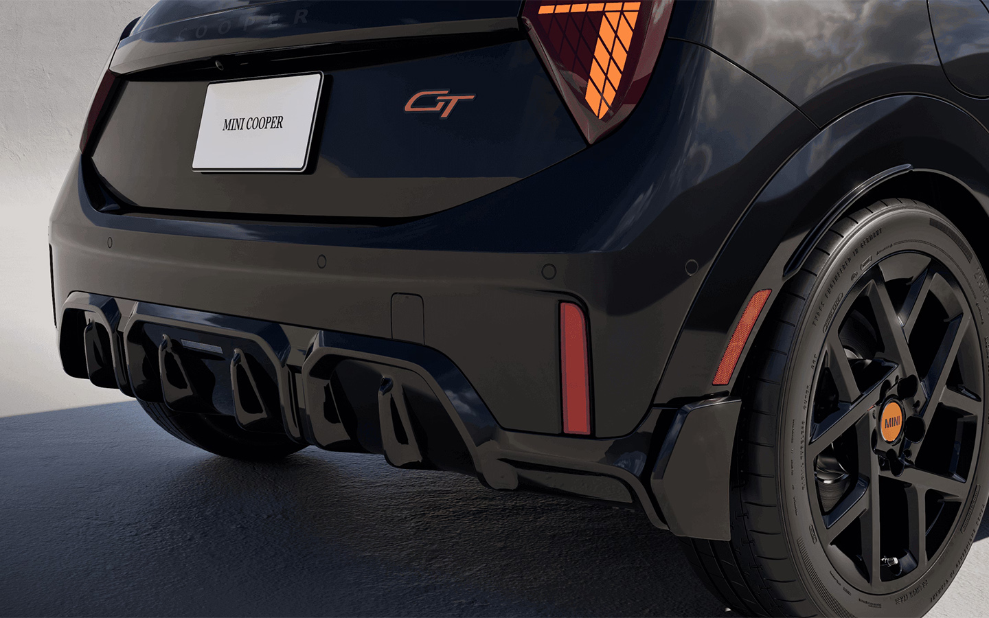 Спортивную внешность дополняют шильдики GT