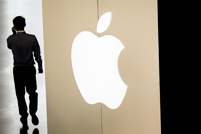 Apple



21 января стало известно, что Apple запретила продавать свою технику на территории Крыма. Компания разослала письмо&nbsp;дистрибьюторам, в котором обязала их &laquo;не осуществлять продажу продукции Apple и не предоставлять услуги, относящиеся к продукции Apple, на полуострове&raquo;. Партнеров попросили подписать уведомление и отправить копию в российский офис.



Ранее американская корпорация заблокировала&nbsp;аккаунты&nbsp;крымских разработчиков. Apple разослала разработчикам письмо, в котором сообщила о расторжении соглашений из-за введенных в отношении Крыма санкций. Компания также напомнила о необходимости соблюдать соглашение RAD Agreement (соглашение между разработчиками и Apple), где&nbsp;говорится, в частности, о неразглашении данных. &laquo;Вы должны немедленно прекратить использовать и уничтожить все подобные материалы и подчиниться всем остальным требованиям, перечисленным в RAD Agreement&raquo;, &ndash; потребовала компания. Представители компании ситуацию с введением санкций не комментируют.


