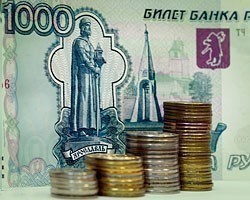 На рубль давит падение цен на нефть - доллар растет в цене