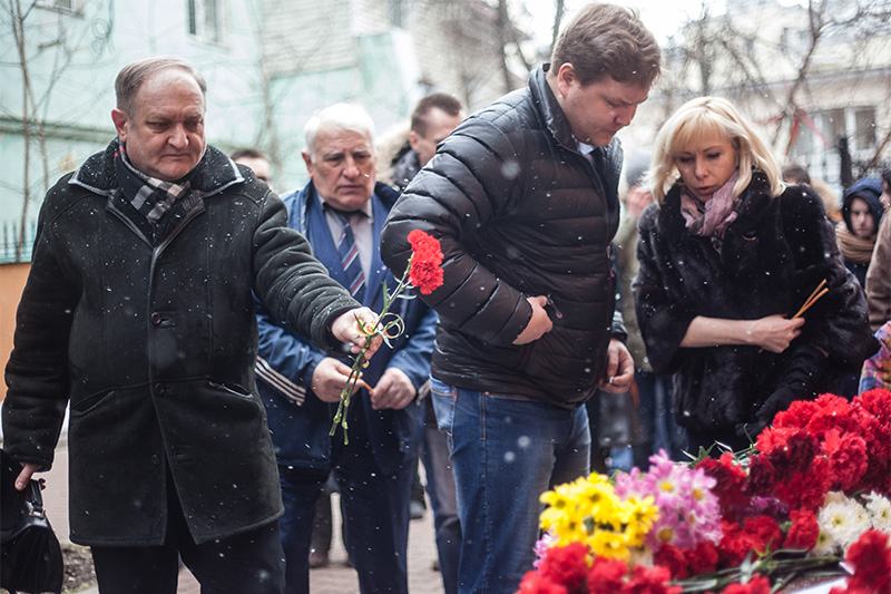 Жители Москвы приносят цветы к представительству правительства Ростовской области