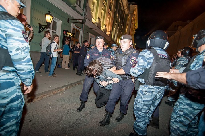 "Народный сход": приговор А.Навальному вывел россиян на улицы