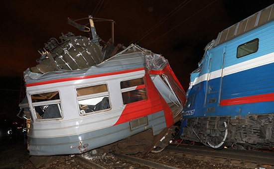 Последствия столкновения поезда и электрички на западе Москвы


