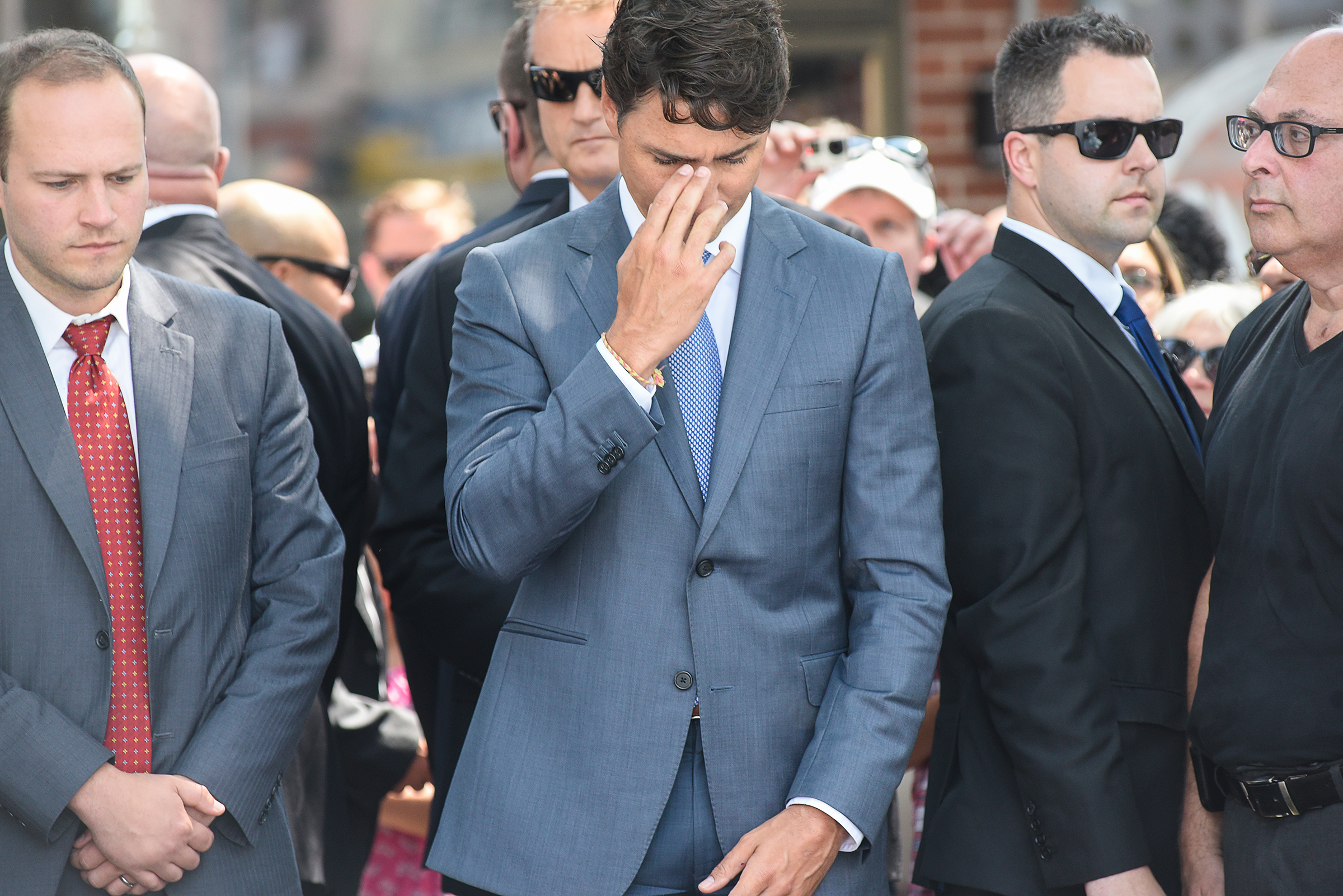 <p>Премьер-министр Канады Джастин Трюдо у мемориала памяти жертв стрельбы на Данфорт авеню в Торонто. Вечером 22 июня на улице Данфорт в районе Гриктаун мужчина открыл беспорядочный огонь. Погибли трое, 14 человек получили ранения</p>
