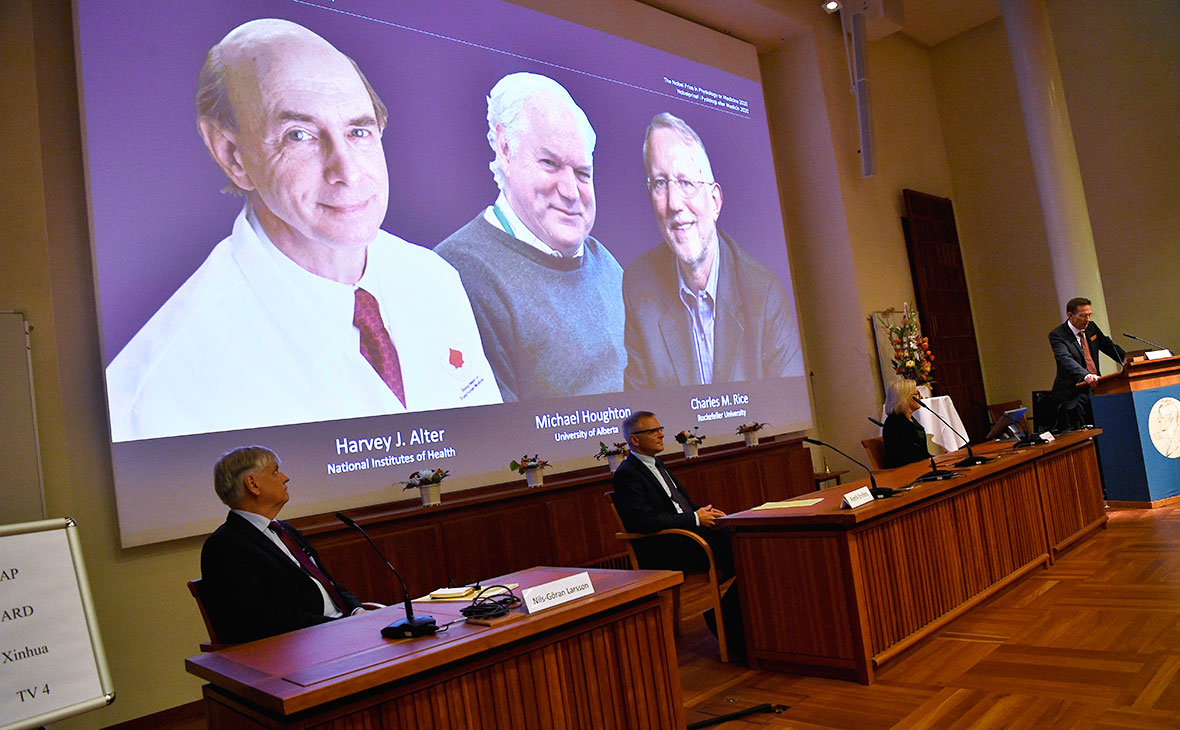Томас Перлманн объявляет Харви Альтера, Майкла&nbsp;Хоутона и Чарльза&nbsp;Райса лауреатами Нобелевской премии&nbsp;по физиологии и медицине