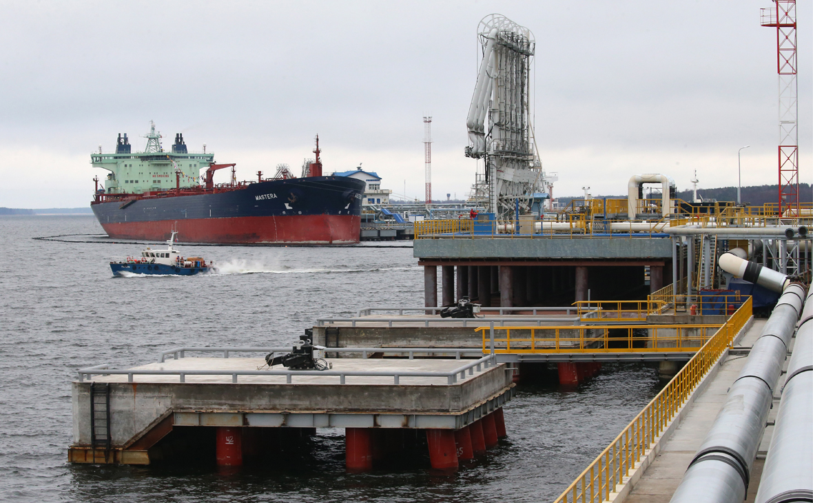 Танкер следующий в Финляндию, во время отгрузки нефти и нефтепродуктов на экспорт