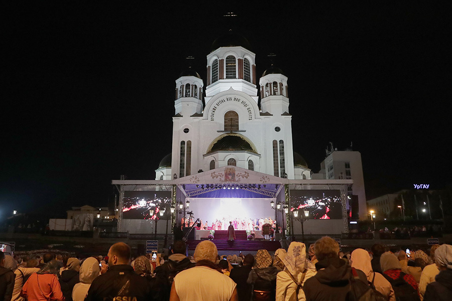 Верующие у Храма на Крови в Екатеринбурге перед началом крестного хода в память о гибели семьи последнего российского императора Николая II