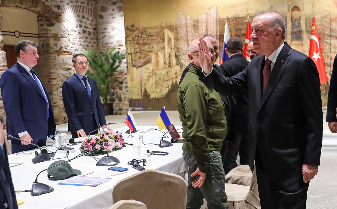 Тайип Эрдоган приветствует российскую и украинскую делегации во время их встречи для переговоров