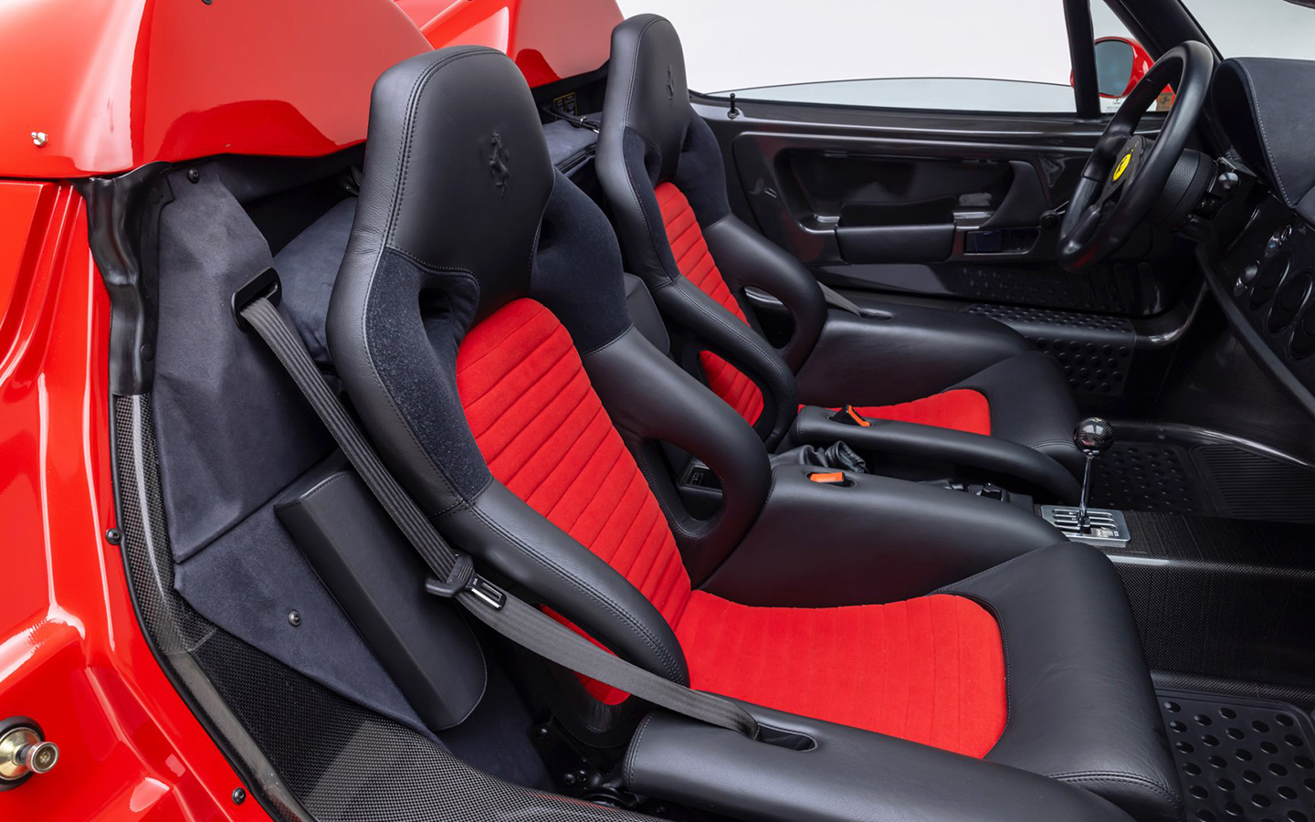 Салон выполнен в цвете Rosso Corsa, обивка — Nero, вставки на сиденьях — Rosso
