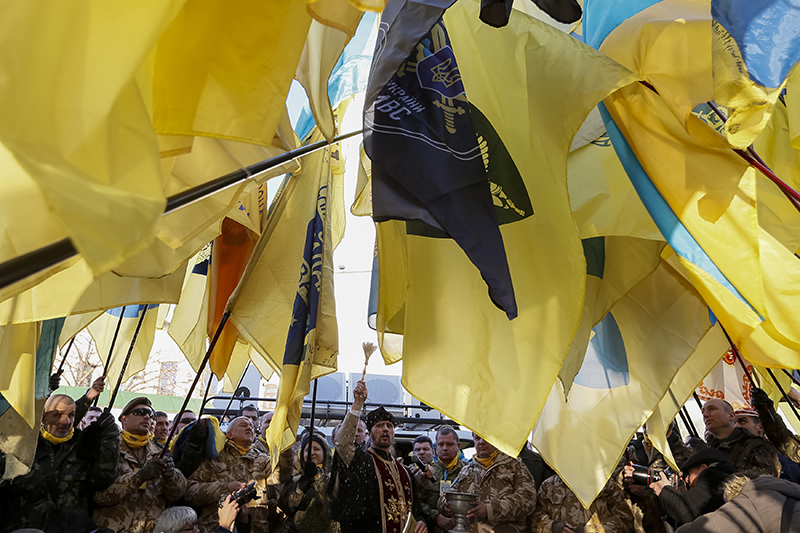 Благославление участников самообороны Майдана во время марша в День достоинства и свободы, учрежденного в честь годовщины начала &quot;евромайдана&quot;.&nbsp;