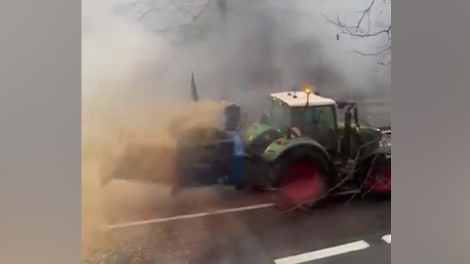 Фермеры в Брюсселе закидали полицию соломой и разломали их ограждения