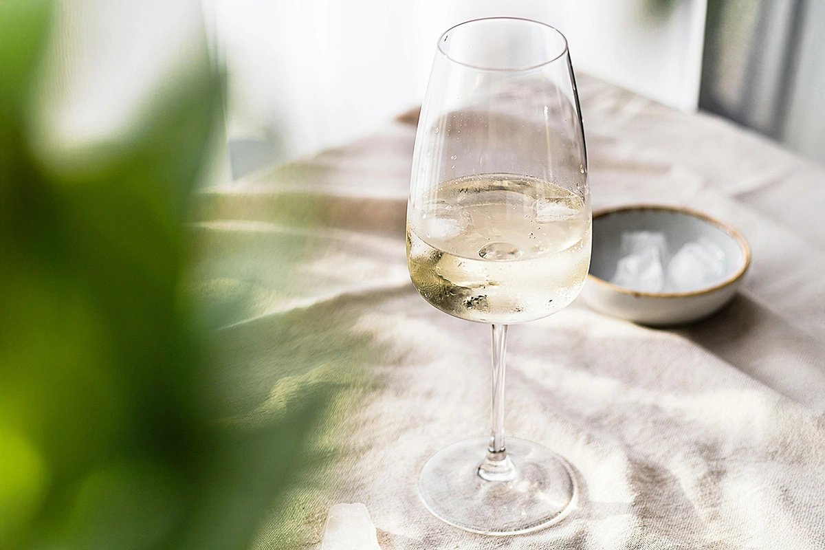 Предпочтения в вине у молодежи принципиально отличаются от вкусов старших поколений. Зумеры любят недорогие легкие вина, отдавая предпочтение розовому, белому и игристому в яркой необычной упаковке