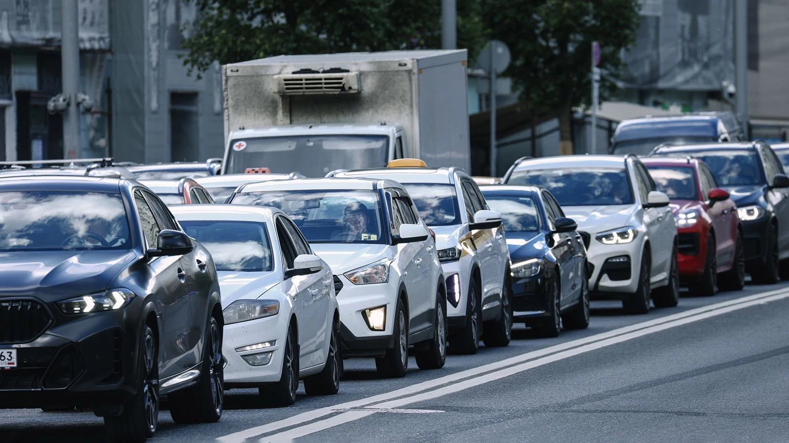 В ГД призвали отменить штрафы за стояние в пробке под знаком остановки