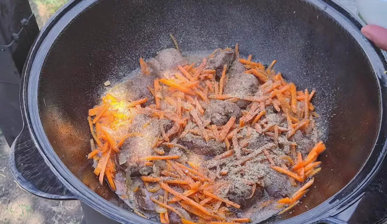 Добавьте в мясо лук и морковь