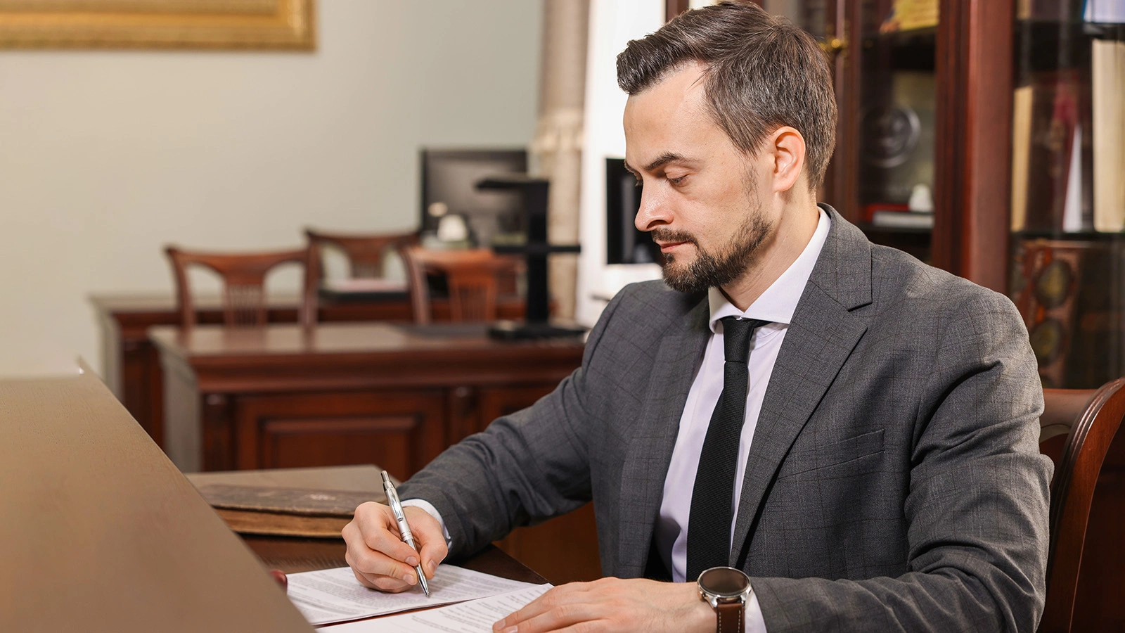 Исполнительная надпись нотариуса — это распоряжение нотариуса о взыскании денежных средств или истребовании имущества от должника в пользу кредитора