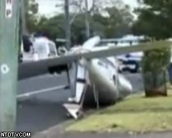 В жилом квартале Сиднея упал самолет: экипаж чудом выжил. Видео 