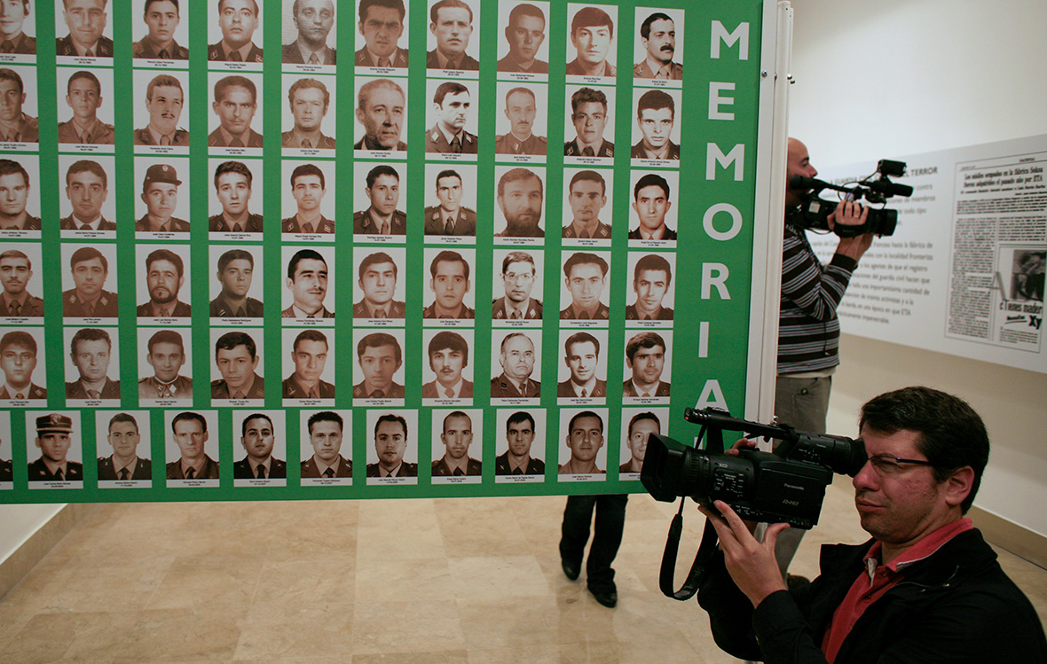 Фотографии жертв&nbsp;группировки EТА на выставке в&nbsp;Севилье, Испания. 24 октября 2011 года