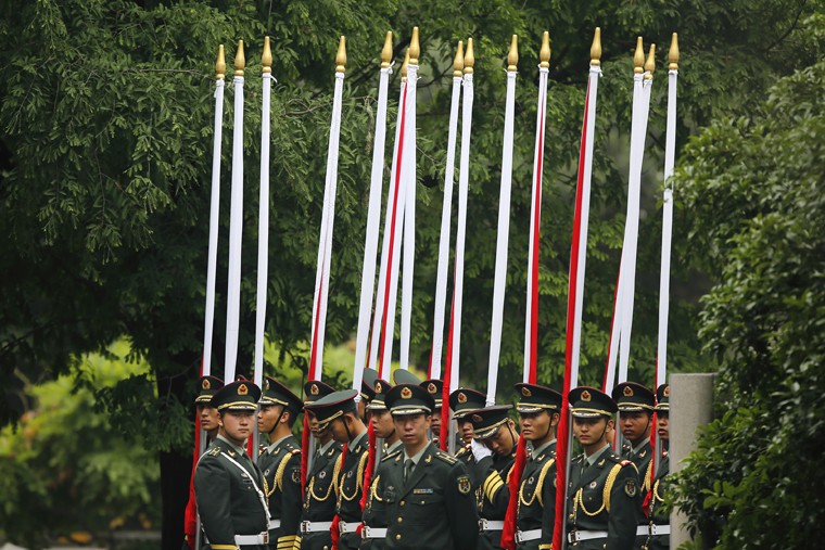 Китайские военнослужащие во время встречи Владимира Путина в резиденции "Сицзяо"
