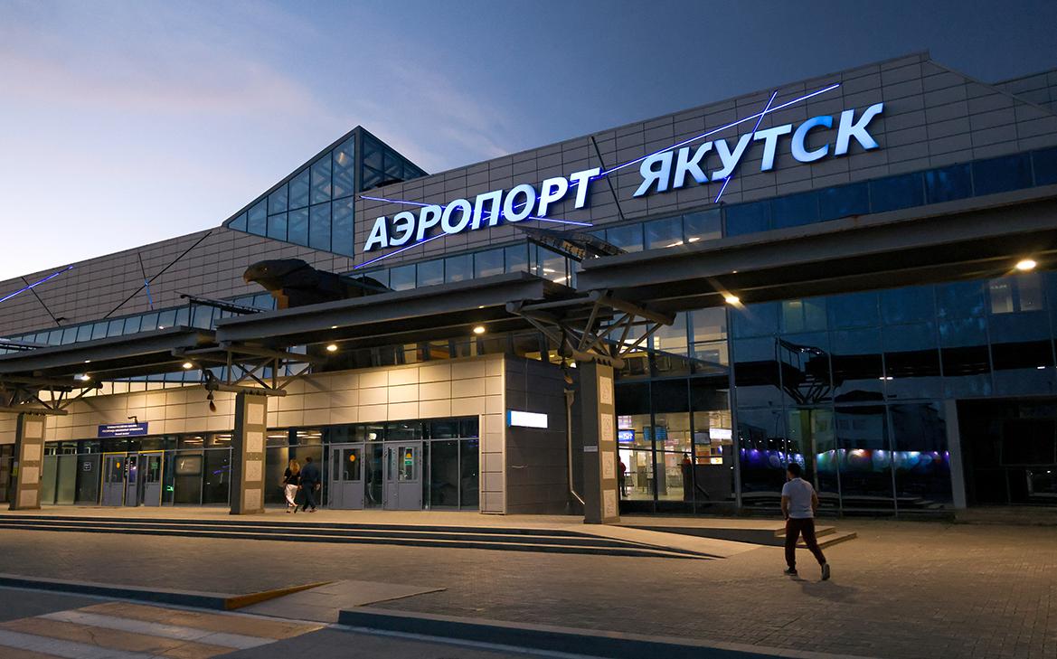 В аэропорту Якутска столкнулись автомобиль и самолет