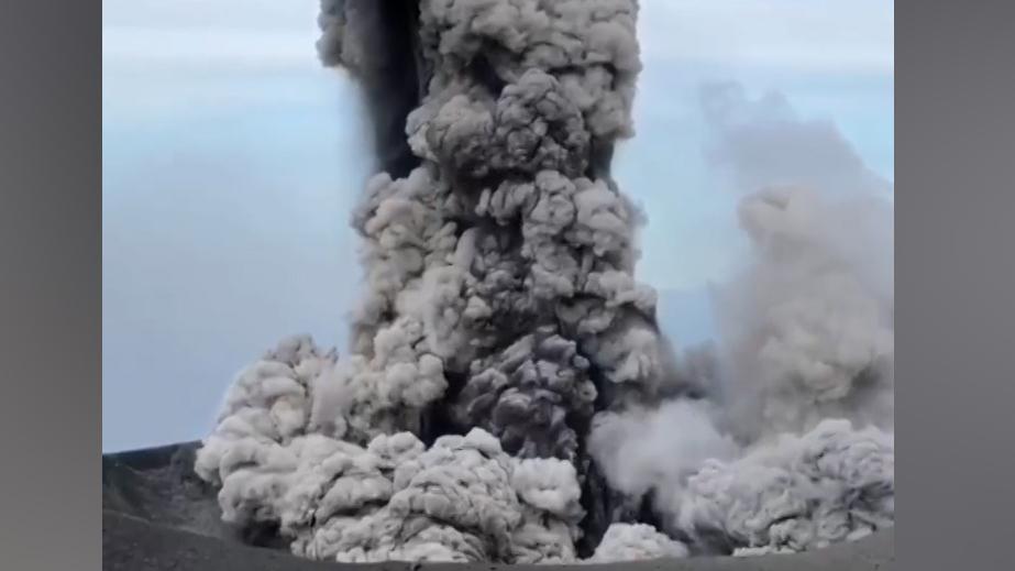 Вулкан Эбеко на Дальнем Востоке выбросил столб пепла на высоту 4,5 км
