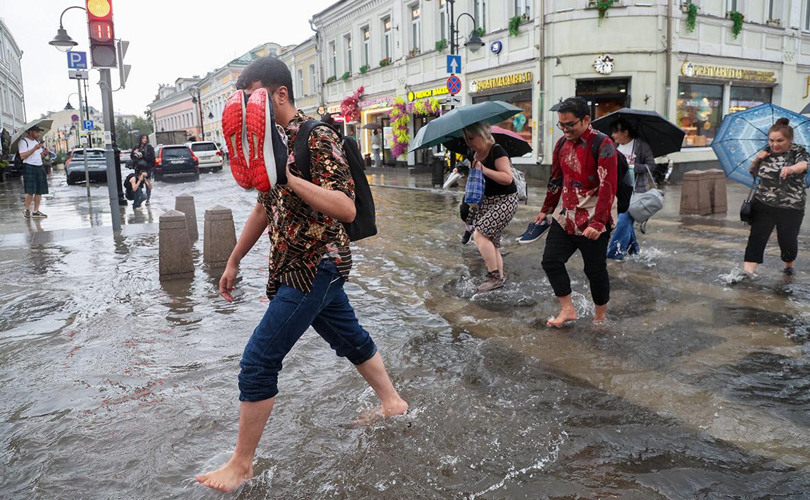 ЦОДД посоветовал водителям проявлять внимательность из-за ливня и грозы