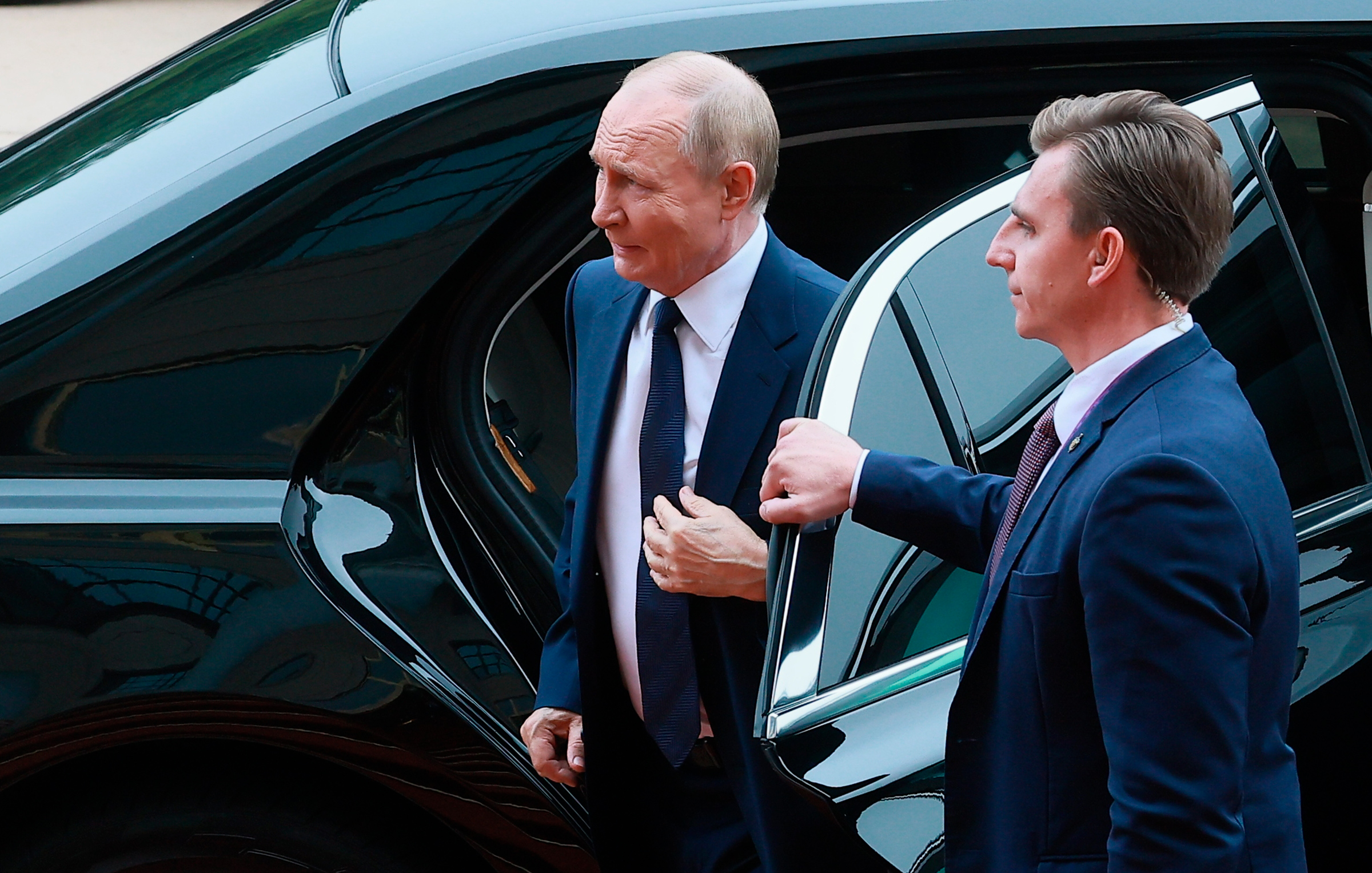 Глава России передвигается по стране на лимузине Aurus с китайскими номерами.