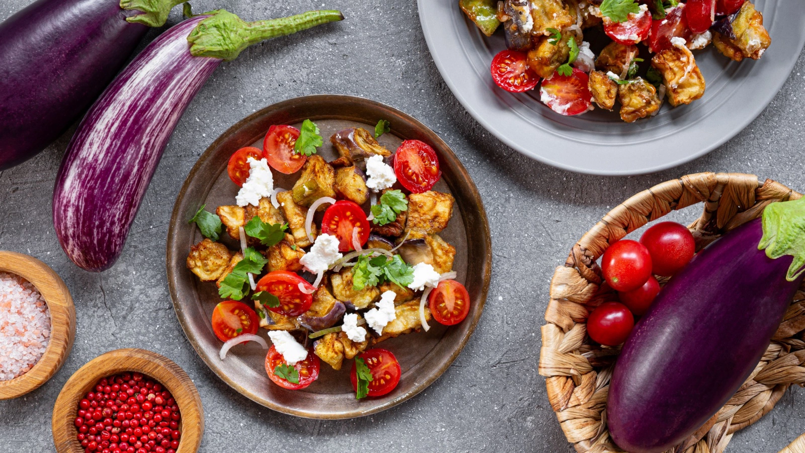 Грузинский салат с баклажанами лучше всего подавать теплым, пока овощи сохраняют форму