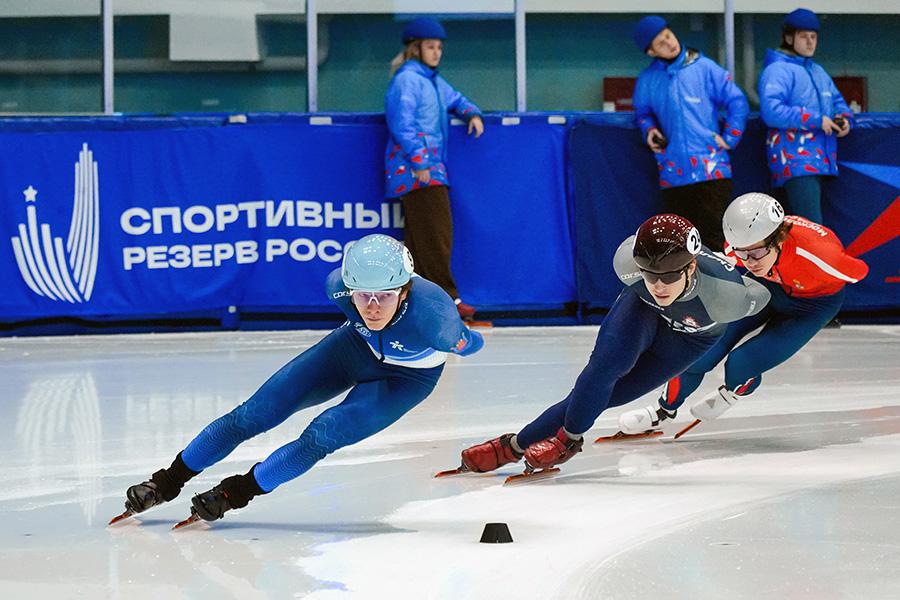 Российский конькобежец Иван Посашков (слева),&nbsp;19 декабря 2025 года