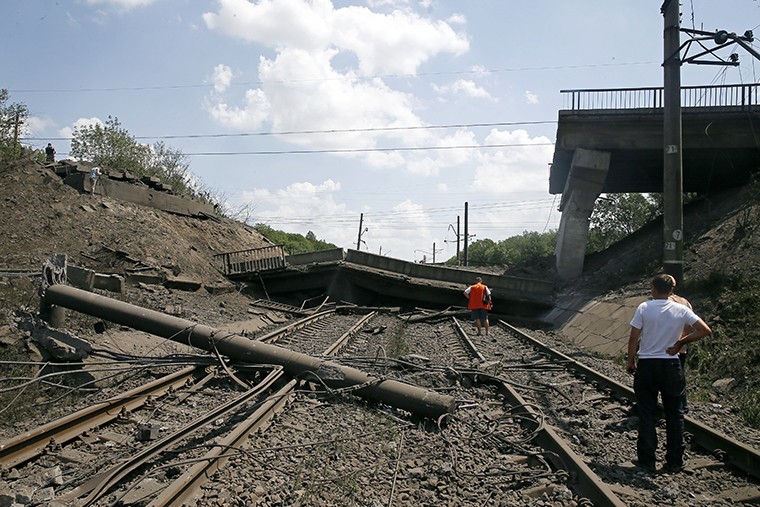 Автомобильный  мост между украинскими Горловкой и Дзержинском был взорван 11 июля. Его обломки повредили железнодорожные пути, движение на перегоне Дилеевка - Никитовка оказалась парализованным. 