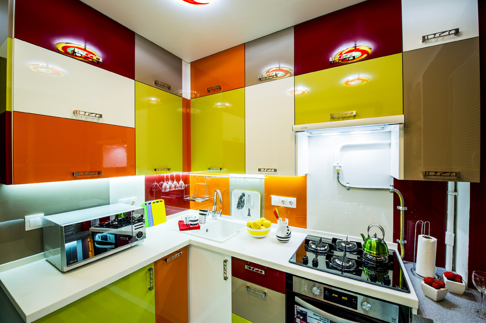 Сверхмаленькая кухня в типовом доме преобразилась за счет экспрессивного дизайна пяти цветов