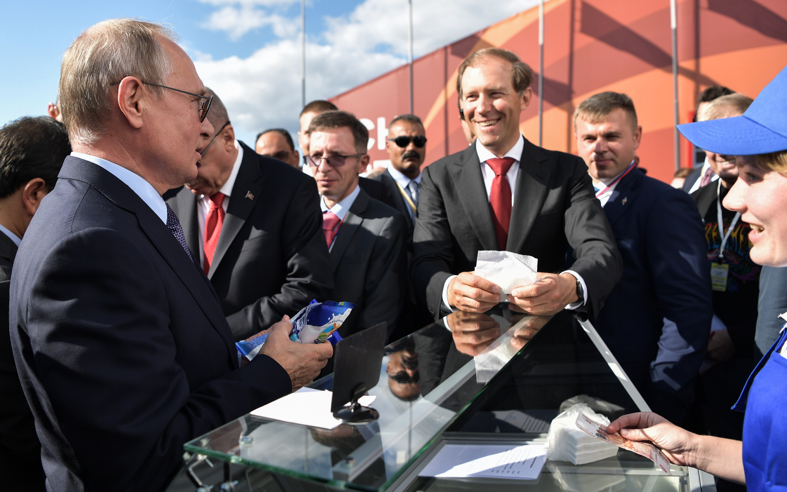 Та самая продавщица мороженого объяснила вторую встречу с Путиным на МАКС