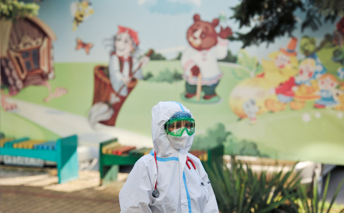 Медицинский сотрудник в &laquo;красной зоне&raquo; специализированной клинической детской инфекционной больницы