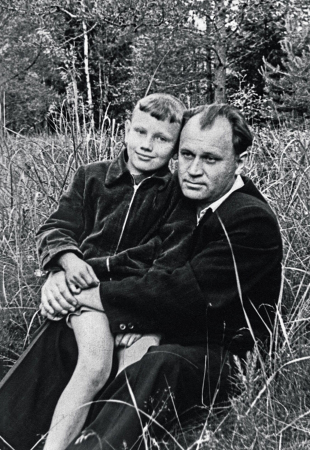 Владимир Чуров с отцом в&nbsp;Усть-Нарве в 1960 году