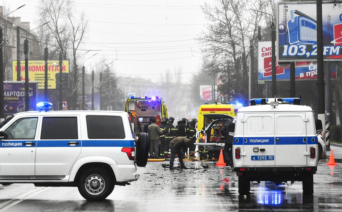 Сотрудники экстренных служб на месте взрыва автомобиля на улице Богдана Хмельницкого в Мелитополе