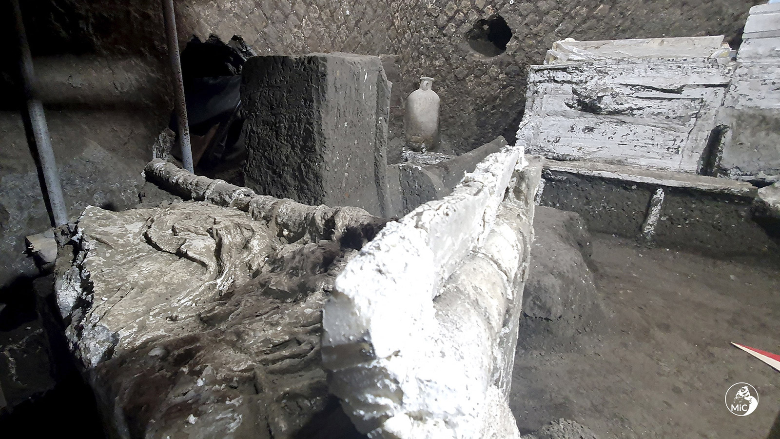 <p>Спальня рабов на вилле Чивита Джулиана в 600 м от стен разрушенных в 79 году н. э. Помпеев</p>