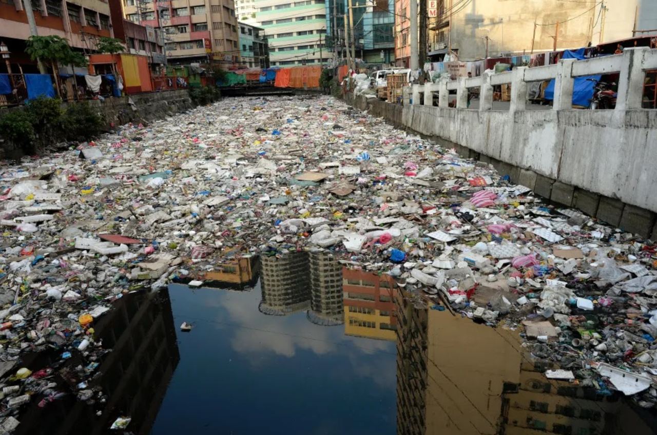 Заполненная пластиковым мусором река в Маниле, Филиппины.