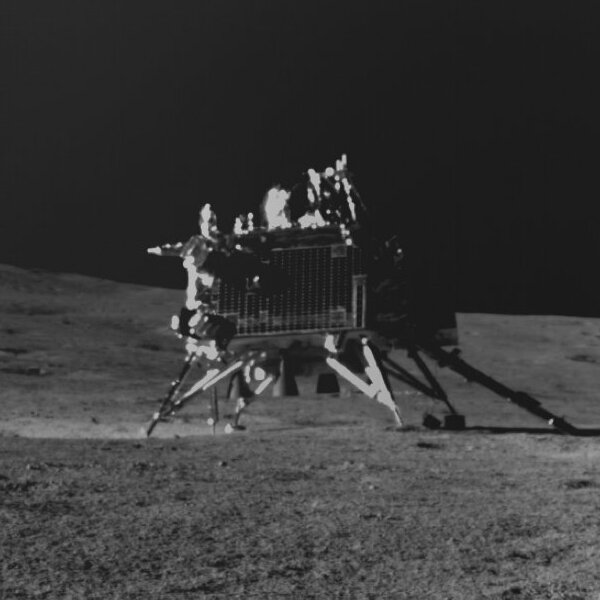 Посадочный модуль станции &laquo;Чандраян-3&raquo; на поверхности Луны, заснятый луноходом