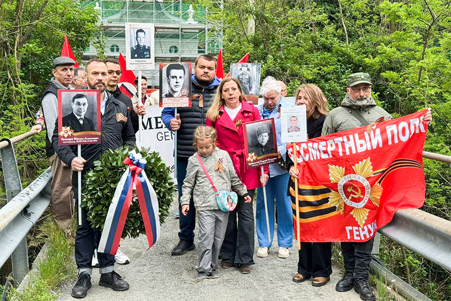 На фото: Генуя, Италия.

В Генуе участники шествия прошли&nbsp;по местам захоронения партизан, которыми становились угнанные в Италию советские пленные, которым удалось бежать из концлагерей.&nbsp;