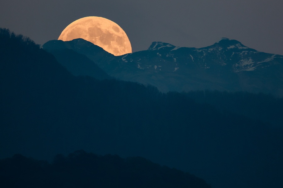 Вид на суперлуние в Сочи, 5 ноября 2025 года