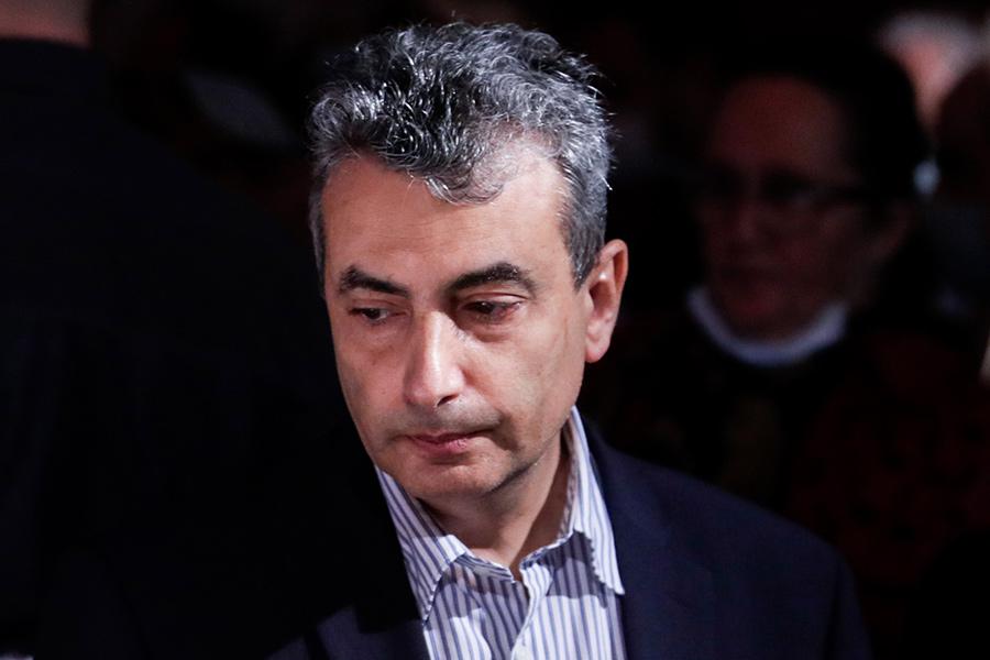 В начале ноября судья псковского мирового судебного участка приговорила к 420 часам обязательных работ заместителя председателя партии &laquo;Яблоко&raquo; Льва Шлосберга за уклонение от исполнения обязанностей иноагента (ч. 2 ст. 330.1 УК). Шлосберга обвиняли в том, что на своей странице во &laquo;ВКонтакте&raquo; политик разместил пять видеозаписей, а статус иноагента при этом не указал. Защита Шлосберга настаивала, что ролики размещал не он, а сообщество &laquo;Гражданинъ TV&raquo;&nbsp;и их добавка на страницу в соцсети не может считаться распространением.

В отношении Шлосберга есть также дело о военных фейках (за репост публикации в телеграм-канале в феврале 2022 года). По нему в начале декабря его отправили в СИЗО сроком на два месяца. Это произошло накануне истечения срока домашнего ареста по делу о повторной дискредитации.

По этой&nbsp;же статье о фейках об армии&nbsp;уголовное дело&nbsp;заведено и на&nbsp;другого&nbsp;заместителя&nbsp;председателя &laquo;Яблока&raquo; Максима&nbsp;Круглова. Он был задержан в начале октября.&nbsp;

В декабре&nbsp;Выборгский районный суд Петербурга признал&nbsp;председателя партии&nbsp; Николая Рыбакова виновным в демонстрации экстремистской символики и атрибутики (ст.20.3 КоАП) из-за публикации фото Алексея Навального.&nbsp;В середине сентября депутата петербургского Законодательного собрания Михаила Амосова оштрафовали на 1,5 тыс. руб. за публикацию фото Навального.

В ноябре Санкт-Петербургский городской суд удовлетворил иск прокуратуры и признал книгу экс-депутата петербургского парламента Бориса Вишневского (признан Минюстом иноагентом) &laquo;Хроники возрожденного Арканара&raquo; экстремистским материалом.