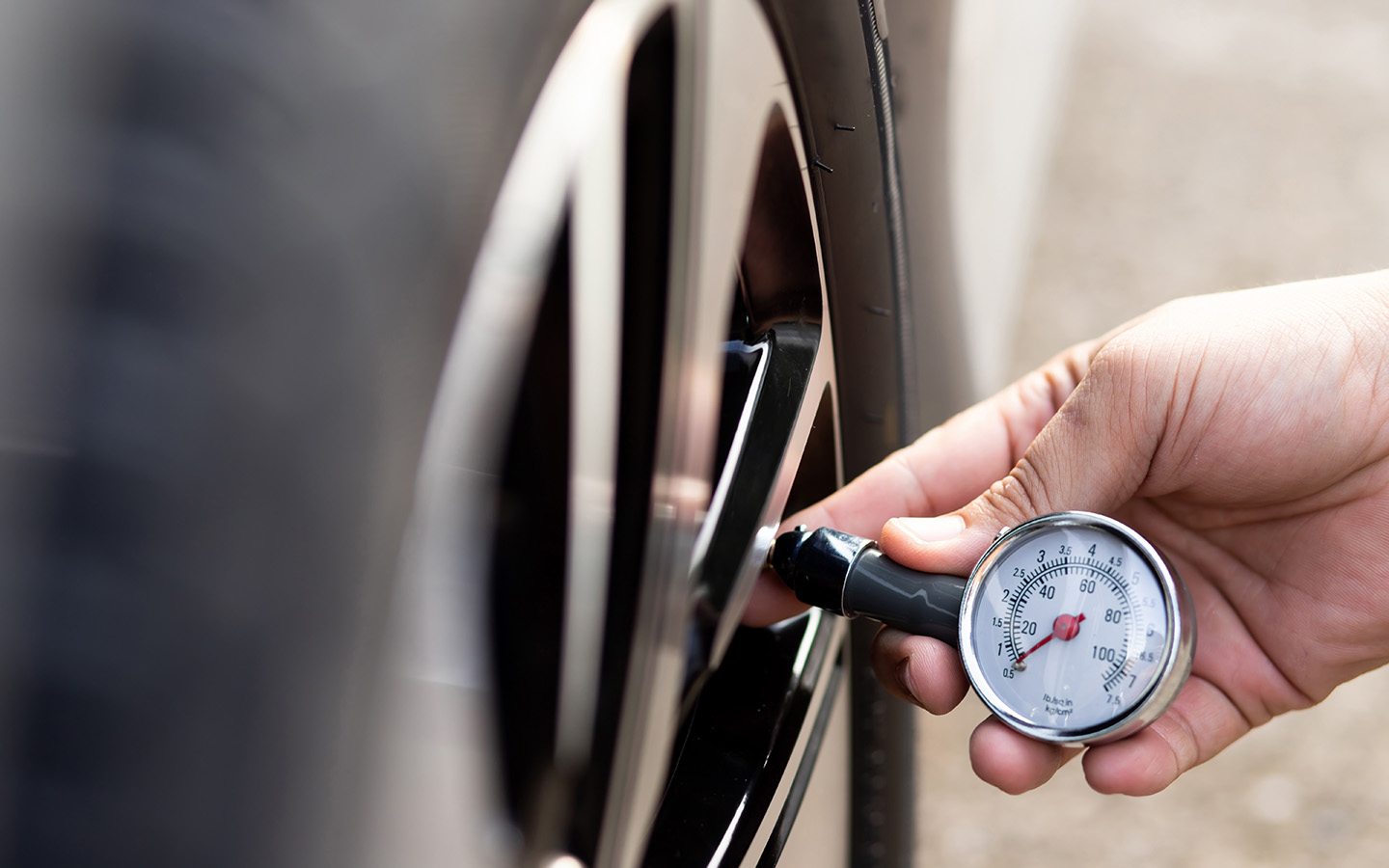 Если колесо действительно спускает, езда на низком давлении быстро &laquo;сжует&raquo; покрышку и приведет ее в негодность