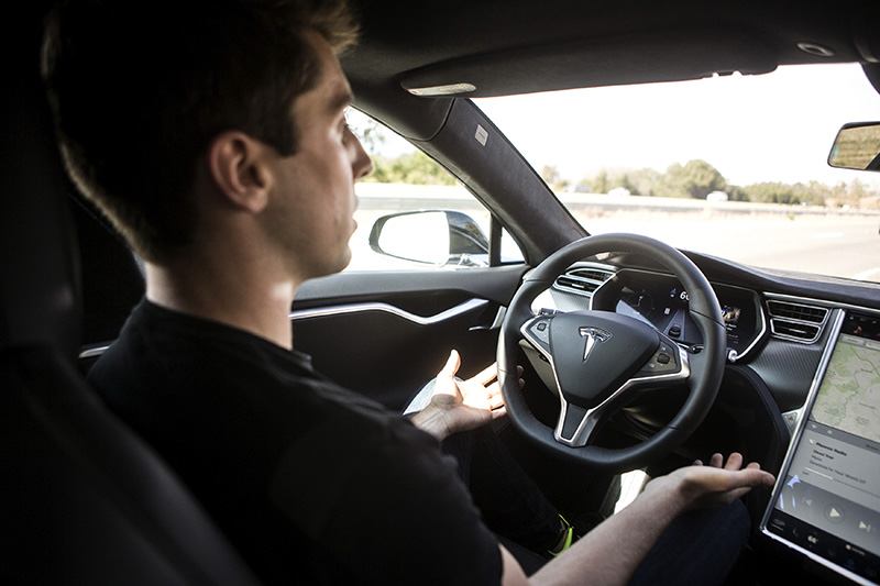 Демонстрация автопилота на автомобиле&nbsp;Tesla Model S