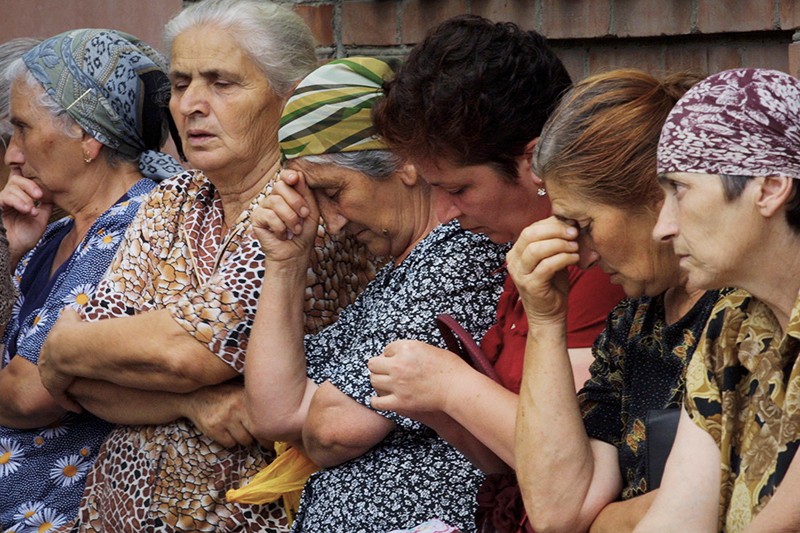 Жительницы Беслана ждут новостей недалеко от захваченной террористами школы. 1 сентября 2004 года 