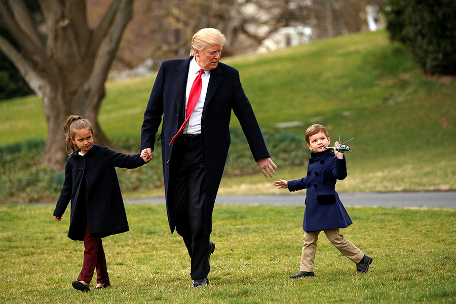 День&nbsp;42-й. Дональд Трамп&nbsp;с&nbsp;внуками на&nbsp;прогулке в&nbsp;Белом доме
